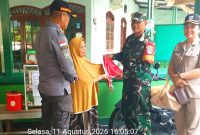 Semarak HUT ke-81 RI, Babinsa Koramil 03/GP Serka Heru Wahyana Bersama Tiga Pilar Slipi Bagikan 40 Bendera Merah Putih dan Ajak Warga Kobarkan Semangat Kemerdekaan