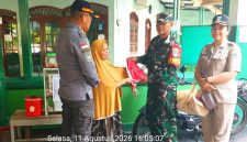 Semarak HUT ke-81 RI, Babinsa Koramil 03/GP Serka Heru Wahyana Bersama Tiga Pilar Slipi Bagikan 40 Bendera Merah Putih dan Ajak Warga Kobarkan Semangat Kemerdekaan