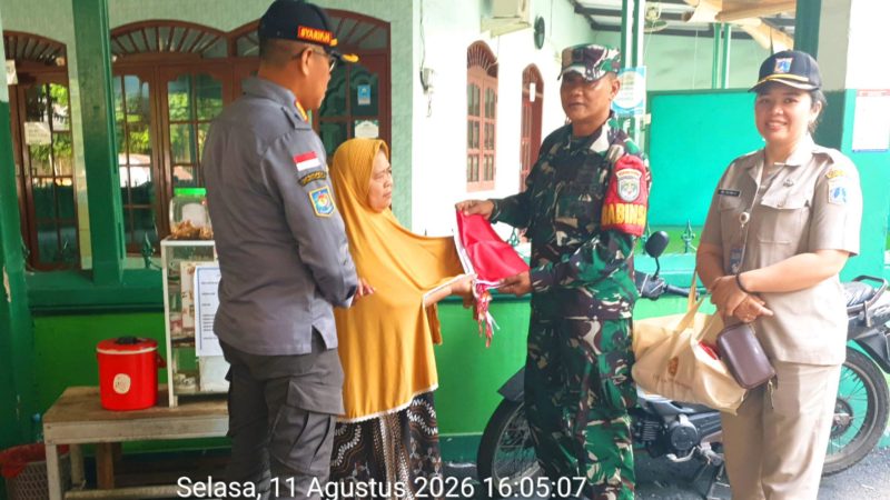 Semarak HUT ke-81 RI, Babinsa Koramil 03/GP Serka Heru Wahyana Bersama Tiga Pilar Slipi Bagikan 40 Bendera Merah Putih dan Ajak Warga Kobarkan Semangat Kemerdekaan