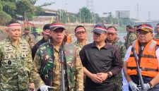 Bersama Rakyat Menjaga Alam, Pangdam Jaya dan Kapolda Metro Jaya Pimpin Karya Bakti Bersih Sungai Sambut HUT RI ke-81