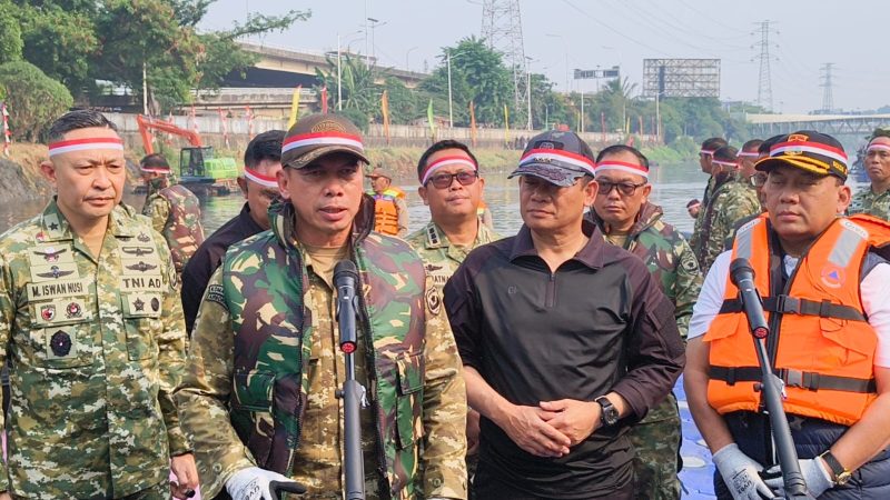 Bersama Rakyat Menjaga Alam, Pangdam Jaya dan Kapolda Metro Jaya Pimpin Karya Bakti Bersih Sungai Sambut HUT RI ke-81