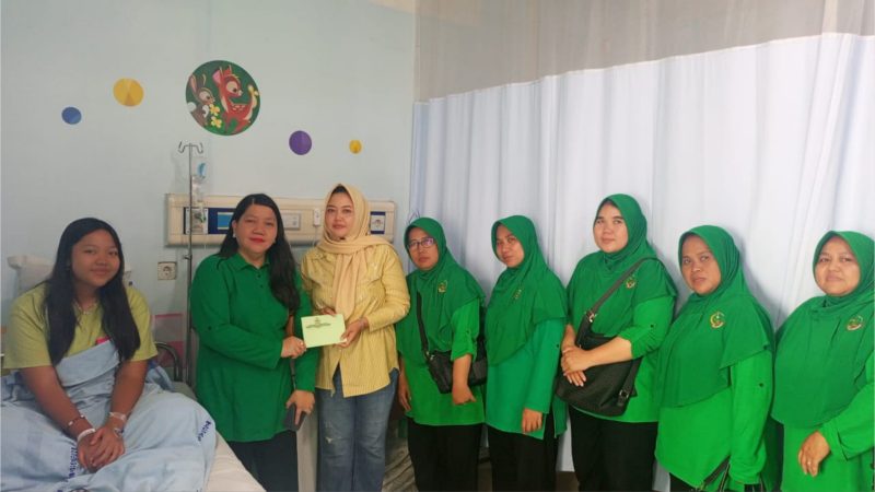 Wujud Kepedulian dan Kasih, Ketua Persit KCK Ranting 4 Koramil 03/GP Ny. Nita Tri Atmojo Jenguk Putri Koptu Bambang di RSUD Matraman