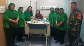 Ketua Persit KCK Ranting 4 Koramil 03/GP Ny. Nita Tri Atmojo dan Pengurus Hadirkan Kepedulian, Jenguk Ny. Hendrik di RSUD Pesanggrahan