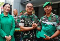 Dandim Awards Sambut HUT Kemerdekaan RI ke-81, Ketua Persit KCK Ranting 4 Dampingi Danramil 03/GP Mayor Kav Tri Atmojo Menerima Penghargaan Danramil Terbaik dari Dandim 0503/JB Letkol Inf Saputra Hakki