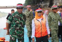 Wujud Sinergi Semarakkan HUT ke-81 RI, Dandim 0503/JB Letkol Inf Saputra Hakki Bersama Forkopimko Jakarta Barat Karya Bakti TNI Bersatu Bersihkan Sungai