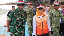 Wujud Sinergi Semarakkan HUT ke-81 RI, Dandim 0503/JB Letkol Inf Saputra Hakki Bersama Forkopimko Jakarta Barat Karya Bakti TNI Bersatu Bersihkan Sungai