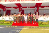 Danramil 01/Tgr Mayor Inf Jefry Sipayung Pimpin Upacara Penurunan Bendera HUT ke-81 RI Tingkat Kota Tangerang