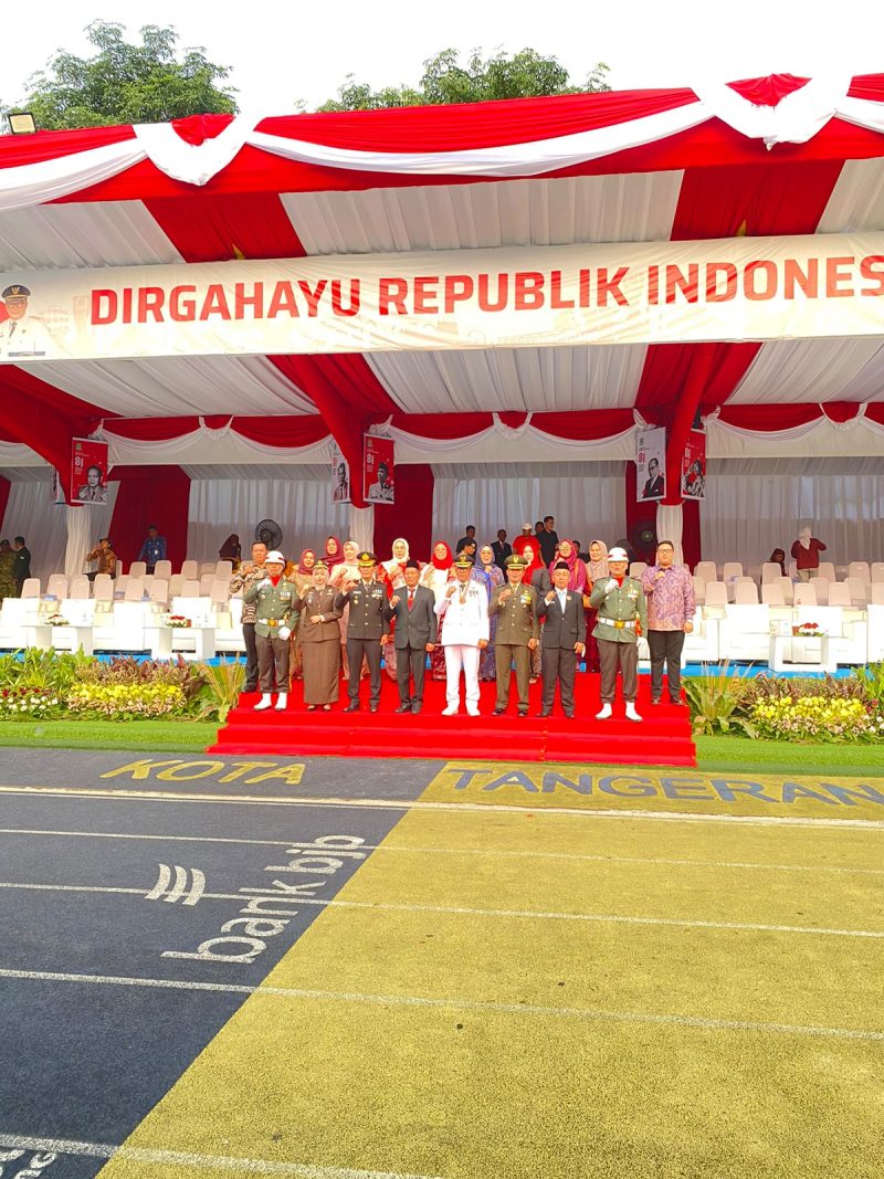 Danramil 01/Tgr Mayor Inf Jefry Sipayung Pimpin Upacara Penurunan Bendera HUT ke-81 RI Tingkat Kota Tangerang