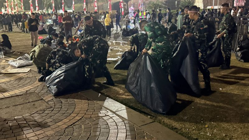 Tak Hanya Amankan HUT RI ke-81, Prajurit Kodam Jaya Bersihkan Kawasan Monas