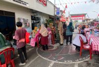 Cegah Penyakit Menular, Babinsa Koramil 03/GP Kawal Warga Grogol Ikuti Cek Kesehatan Gratis dan Penyuluhan TBC