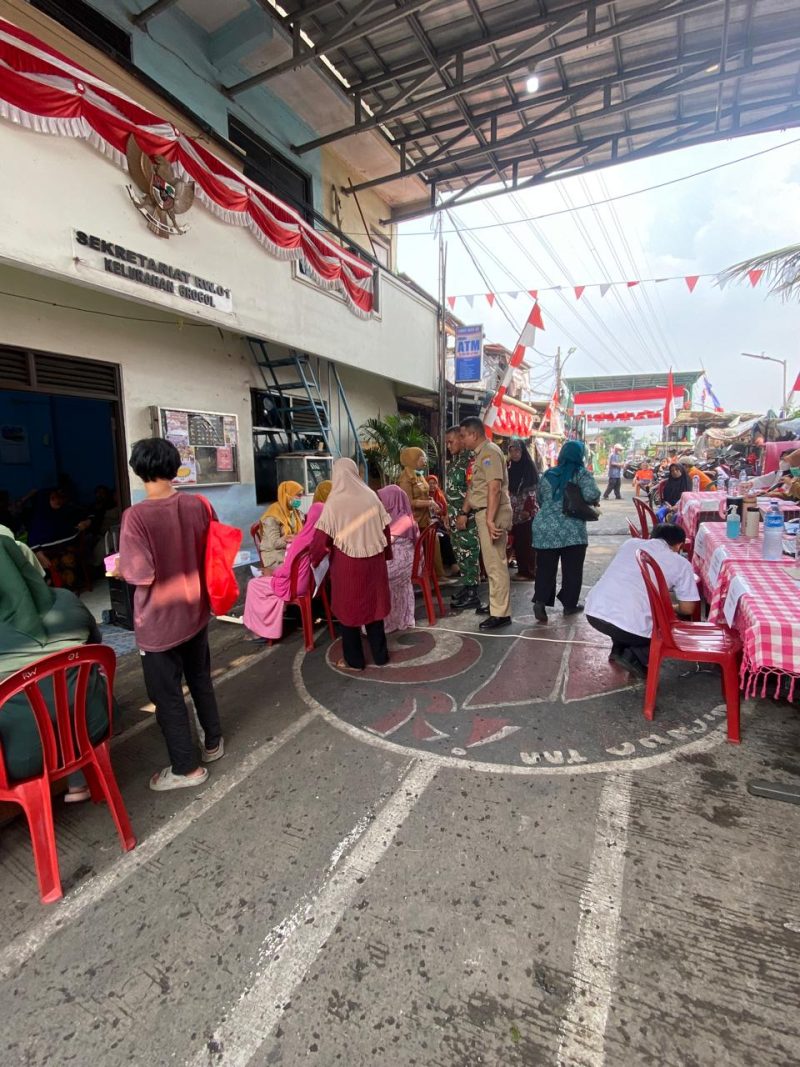 Cegah Penyakit Menular, Babinsa Koramil 03/GP Kawal Warga Grogol Ikuti Cek Kesehatan Gratis dan Penyuluhan TBC