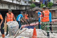 Satgas Sampah Koramil 01/Taman Sari Tindaklanjuti Perintah Danrem 052/Wijayakrama Tangani Darurat Sampah