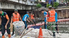 Satgas Sampah Koramil 01/Taman Sari Tindaklanjuti Perintah Danrem 052/Wijayakrama Tangani Darurat Sampah