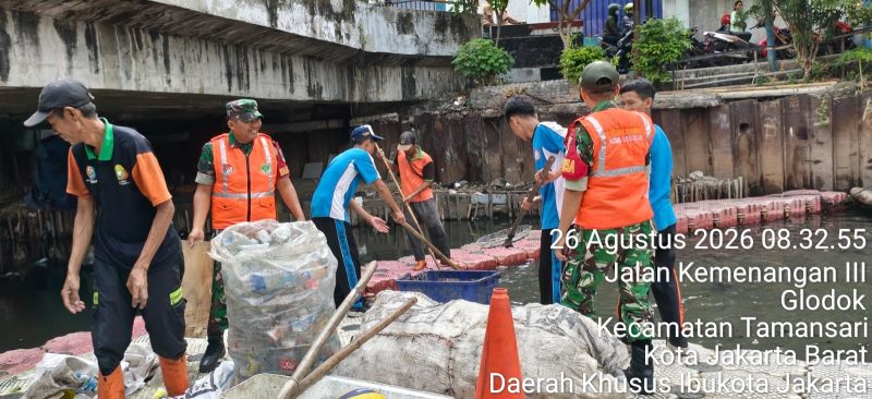 Satgas Sampah Koramil 01/Taman Sari Tindaklanjuti Perintah Danrem 052/Wijayakrama Tangani Darurat Sampah