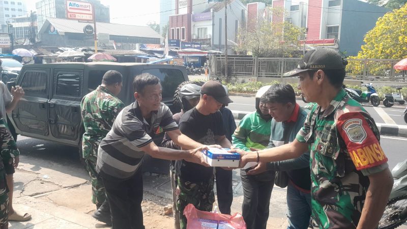 Pulihkan Situasi Pasca Unjuk Rasa Koramil 03/GP Gelar Patroli dan Distribusikan Sembako serta Nasi Kotak di Slipi