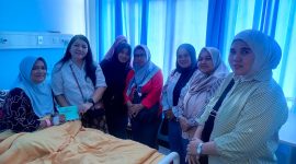 Wujud Kepedulian, Ketua Persit KCK Ranting 4 Koramil 03/GP Besuk Anggota yang Dirawat di RS Polri