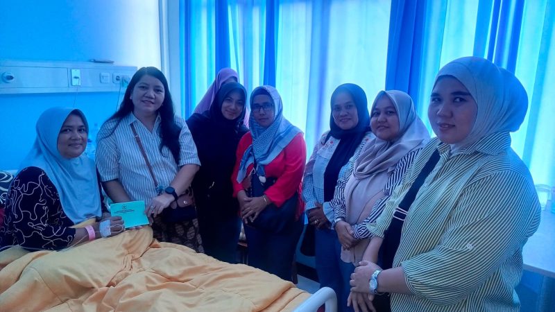 Wujud Kepedulian, Ketua Persit KCK Ranting 4 Koramil 03/GP Besuk Anggota yang Dirawat di RS Polri