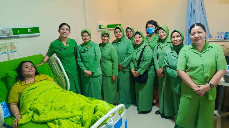 Wujud Perhatian dan Kepedulian, Ketua Persit KCK Cabang XVII Kodim 0503/JB Ny. Novi Saputra Hakki Jenguk Ketua Persit KCK Ranting 2 Koramil 01/TS yang Terbaring Sakit