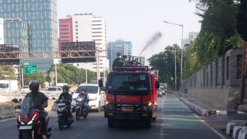 Gerak Cepat TNI AD Antisipasi Abu Vulkanik, Kodim 0503/JB Kerahkan Prajurit dan Water Tank Siram Sejumlah Ruas Jalan Jakarta Barat