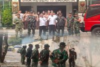 Langkah Preventif Dampak Abu Vulkanik, Koramil 01/Taman Sari Lakukan Penyiraman Jalan dan Sekolah