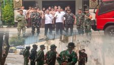 Langkah Preventif Dampak Abu Vulkanik, Koramil 01/Taman Sari Lakukan Penyiraman Jalan dan Sekolah
