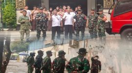 Langkah Preventif Dampak Abu Vulkanik, Koramil 01/Taman Sari Lakukan Penyiraman Jalan dan Sekolah