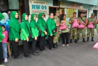 Jumat Berkah, Ketua Persit KCK Ranting 2 Koramil 01/Taman Sari Ny. Yenny Manatap Rajagukguk Bagikan Ratusan Paket Sembako kepada Warga Terdampak Kebakaran di Keagungan