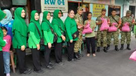 Jumat Berkah, Ketua Persit KCK Ranting 2 Koramil 01/Taman Sari Ny. Yenny Manatap Rajagukguk Bagikan Ratusan Paket Sembako kepada Warga Terdampak Kebakaran di Keagungan