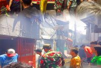 Kebakaran Rumah di Mangga Besar IX, Personil Koramil 01/TS Sinergi Bersama Aparat Gabungan Gerak Cepat Lakukan Penanganan