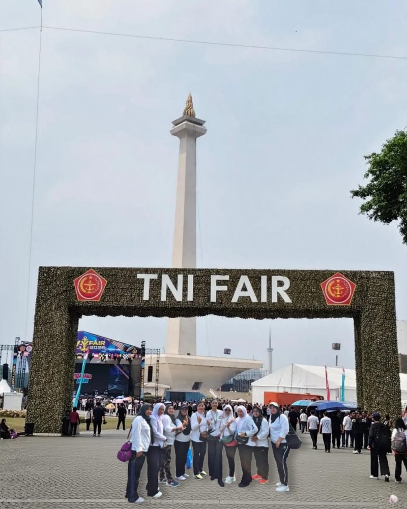 Ketua Persit KCK Ranting 4 Koramil 03/GP dan Pengurus Hadiri Kegiatan Fun Walk Panglima TNI dan TNI Fair 2026