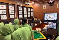 Pengurus Persit KCK Ranting 4 Koramil 03/GP Seksi Ekonomi Ny. Umi Andri Ikuti Zoom Meeting Pelatihan Administrasi Keuangan