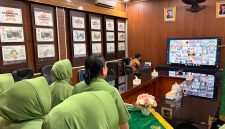 Pengurus Persit KCK Ranting 4 Koramil 03/GP Seksi Ekonomi Ny. Umi Andri Ikuti Zoom Meeting Pelatihan Administrasi Keuangan