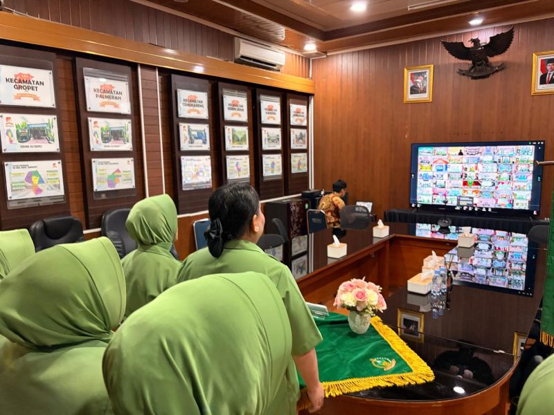 Pengurus Persit KCK Ranting 4 Koramil 03/GP Seksi Ekonomi Ny. Umi Andri Ikuti Zoom Meeting Pelatihan Administrasi Keuangan