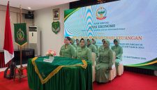 Ketua Seksi Ekonomi Ny. Yenny Manatap Rajagukguk dan Anggota Persit KCK Cabang XVII Kodim 0503/JB Ikuti Zoom Meeting Pelatihan Administrasi Keuangan