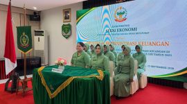 Ketua Seksi Ekonomi Ny. Yenny Manatap Rajagukguk dan Anggota Persit KCK Cabang XVII Kodim 0503/JB Ikuti Zoom Meeting Pelatihan Administrasi Keuangan