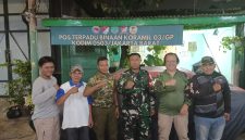 Antisipasi Gangguan Keamanan, Babinsa Koramil 03/GP Serda Kamit Siskamling Bersama Mitra Jaya, Ketua RT dan Warga