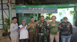 Antisipasi Gangguan Keamanan, Babinsa Koramil 03/GP Serda Kamit Siskamling Bersama Mitra Jaya, Ketua RT dan Warga