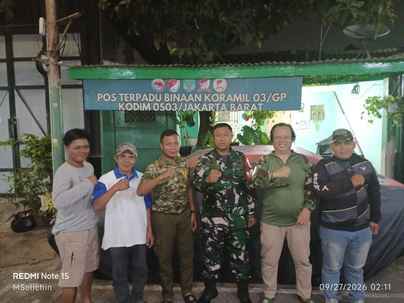 Antisipasi Gangguan Keamanan, Babinsa Koramil 03/GP Serda Kamit Siskamling Bersama Mitra Jaya, Ketua RT dan Warga