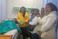 Ketua Persit KCK Ranting 4 Koramil 03/GP Ny. Nita Tri Atmojo Jenguk Ny. Umi Andri di RS Bhakti Mulia