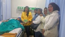 Ketua Persit KCK Ranting 4 Koramil 03/GP Ny. Nita Tri Atmojo Jenguk Ny. Umi Andri di RS Bhakti Mulia