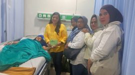 Ketua Persit KCK Ranting 4 Koramil 03/GP Ny. Nita Tri Atmojo Jenguk Ny. Umi Andri di RS Bhakti Mulia