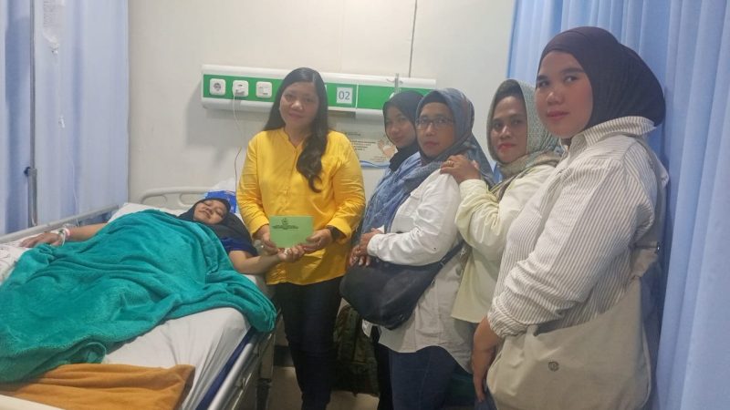 Ketua Persit KCK Ranting 4 Koramil 03/GP Ny. Nita Tri Atmojo Jenguk Ny. Umi Andri di RS Bhakti Mulia