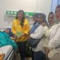 Ketua Persit KCK Ranting 4 Koramil 03/GP Ny. Nita Tri Atmojo Jenguk Ny. Umi Andri di RS Bhakti Mulia