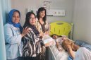 Ketua Persit KCK Ranting 4 Koramil 03/GP Ny. Nita Tri Atmojo Jenguk Putri Ny. Hendrik Garanta di RSUD Pesanggrahan