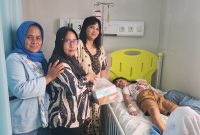 Ketua Persit KCK Ranting 4 Koramil 03/GP Ny. Nita Tri Atmojo Jenguk Putri Ny. Hendrik Garanta di RSUD Pesanggrahan