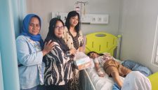 Ketua Persit KCK Ranting 4 Koramil 03/GP Ny. Nita Tri Atmojo Jenguk Putri Ny. Hendrik Garanta di RSUD Pesanggrahan