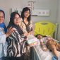 Ketua Persit KCK Ranting 4 Koramil 03/GP Ny. Nita Tri Atmojo Jenguk Putri Ny. Hendrik Garanta di RSUD Pesanggrahan
