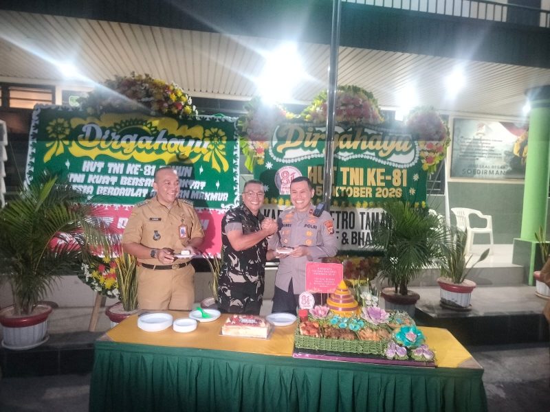 Berikan Surprise, Kapolsek dan Camat Kecamatan Taman Sari Kompak Rayakan HUT TNI ke-81 di Makoramil 01/TS Sebagai Wujud Sinergitas Tiga Pilar Makin Solid