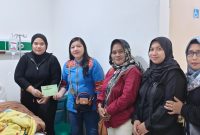 Ketua Persit KCK Ranting 4 Koramil 03/GP Tunjukkan Kepedulian, Jenguk Putri Anggota yang Dirawat di Rumah Sakit