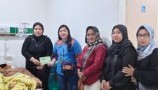 Ketua Persit KCK Ranting 4 Koramil 03/GP Tunjukkan Kepedulian, Jenguk Putri Anggota yang Dirawat di Rumah Sakit